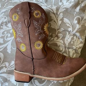 BRAND NEW! Beautiful Embroidered sunflower cowgirl boots, size 8-8.5.